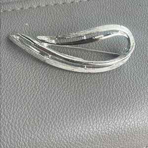 Sophisticated Silver Hair Accessory with Abstract Design